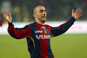 Di Vaio, del Bolonia, celebra uno de los tres goles que anot al Torino. (Foto: EFE)
