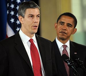 Arne Duncan con Obama, al fondo. (Foto: AFP)