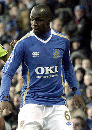 Lassana Diarra, en un partido con el Portsmouth. (Foto: EFE)