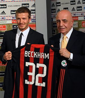 Galliani presenta a Beckham como jugador del Milan. (Foto: AFP)