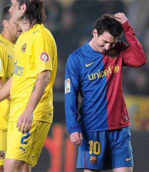 Messi, con su nuevo corte de pelo, el domingo en El Madrigal. (Foto: AFP)