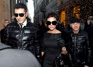 Victoria Beckham con los modistas Dolce & Gabbana (Foto:EFE)