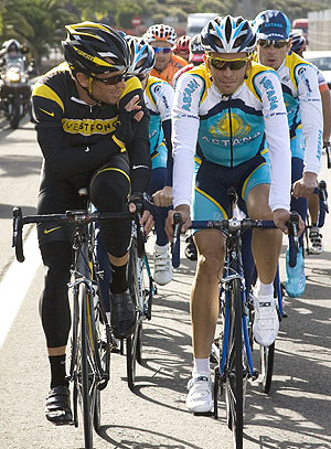 Lance Armstrong charla con Alberto Contador. (Foto: Reuters)