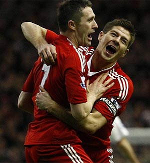 Gerrard felicita a Keane tras uno de sus goles al Bolton. (Foto: REUTERS)