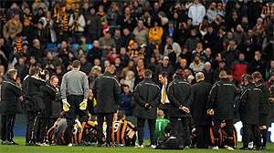 Charla de Phil Brown a los jugadores del Hull durante el descanso. (Foto: AFP)