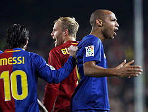 Gudjohnsen celebra un gol con Messi y Henry. (EFE)