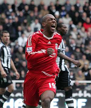 Babel celebra su gol, cuarto del Liverpool al Newcastle. (Foto: EFE)