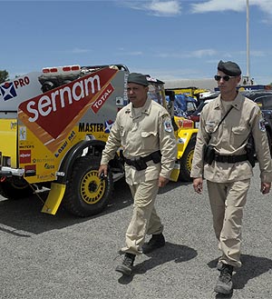 Dos policas vigilan los vehculos del Dakar 2009 en Buenos Aires. (Foto: AFP)