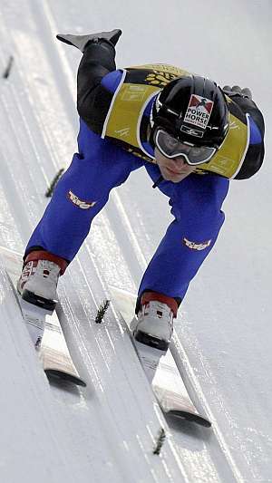 El saltador austriaco Wolfgang Loitzl, en plena bajada de la rampa. (EFE)
