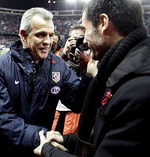 Aguirre y Guardiola se saludan antes del partido. (EFE)