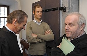 Boonen, con sus dos abogados, en los tribunales de Turnhout. (Foto: AFP)