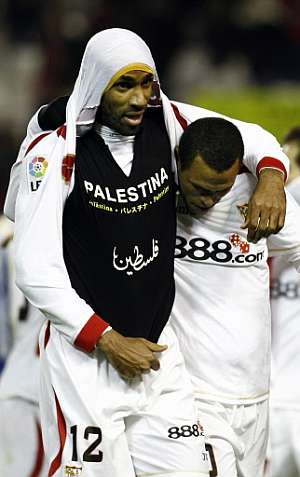 Frderic Kanout celebra el gol mostrando una camiseta en favor de Palestina. (Foto: AFP)
