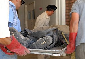 El cuerpo de Terry llega a la morgue del hospital de Santa Rosa. (Foto: AFP)