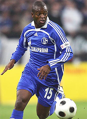 Ze Roberto, en un partido con el Schalke.