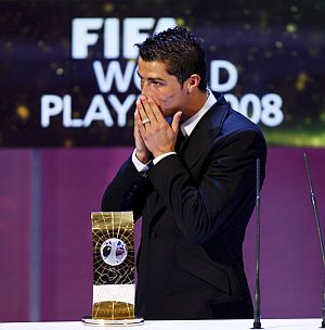 Ronaldo, emocionado tras recoger el FIFA World Player 2008. (Foto: EFE)