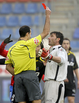Abbondanzieri es expulsado en el partido ante el Numancia. (Foto: EFE)