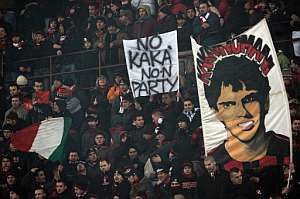 Los hinchas del Milan sacaron pancartas pidiendo a Kak que no se vaya. (Foto: AFP)