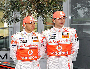 De la Rosa (i), junto a Hamilton, durante la presentacin del nuevo McLaren. (Foto: EFE)