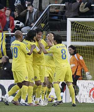 Capdevila recibe la felicitacin tras marcar el primer gol. (Foto: EFE)