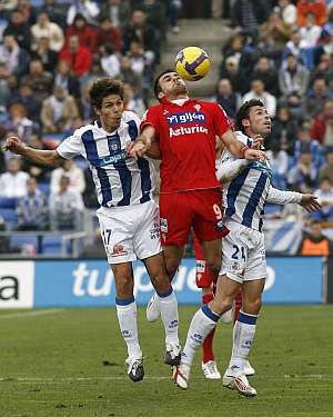 El delantero croata del Sporting, Mate Bilic (c) pelea un baln con los centrocampistas Rafael Barber (i) y Javi Fuego, ambos del Recre. (Foto: EFE)