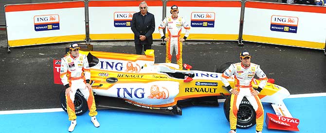 Alonso y Nelson Piquet, junto al nuevo R29. (Foto: EFE)