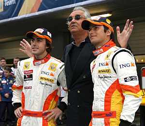 Alonso, Briatore y Nelson Piquet Jr. en la presentacin del coche. (Foto: EFE)