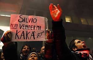 Aficionados del Milan a las puertas de la sede del Milan (Foto: REUTERS)