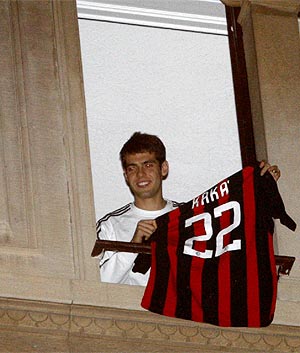 Kak saluda desde su ventana a los hinchas del Milan tras confirmar su permanencia. (Foto: AP)