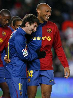 Messi felicita a Henry tras el 3-1. (Foto: AFP)