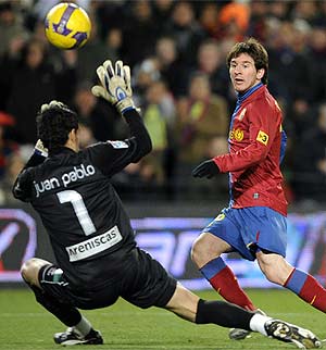 Messi levanta la pelota ante Juan Pablo. (AP)