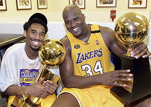 Kobe Bryant y Shaquille O'Neal posan con el ttulo de campeones de la NBA 1999-2000.