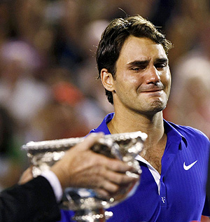 Roger Federer llora durante al entrega de premios. (Foto: REUTERS)
