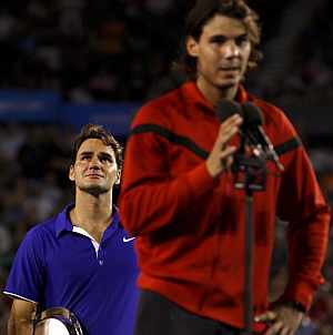 Nadal se dirige al pblico, ante un lloroso Federer. (EFE)