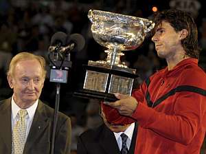 Rafael Nadal recibe su trofeo de manos de la leyenda del tenis Rod Laver. (EFE)