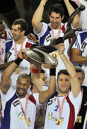 Dinart y Fernandez levantan el trofeo de campen en Zagreb. (Foto: AP)