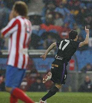 Luis Prieto celebra el primer gol visitante ante Forln. (Foto: EFE)