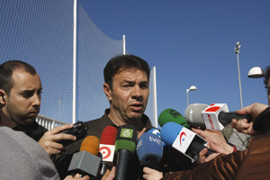 Abel Resino se despide ante los medios de su ahora ex equipo, el Castelln. (Foto: EL MUNDO)
