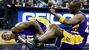 Kobe mira el gesto de dolor de su compaero Bynum tras lesionarse en la cancha de los Grizzlies.