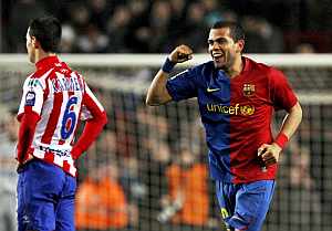 Dani Alves festeja su gol, tercero del Barcelona ante el Sporting. (EFE)