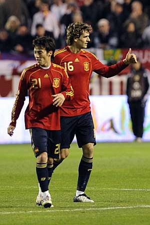Fernando Llorente celebra su gol con David Silva. (Foto: AFP)