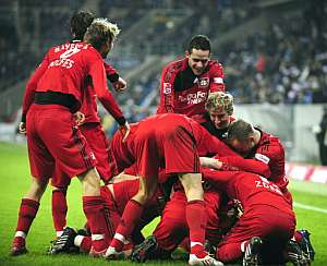 Los jugadores del Leverkusen celebran el cuarto gol de su equipo. (Foto: AFP)