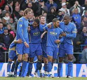 Los jugadores del Portsmouth celebran el primer gol. (Foto: AFP)