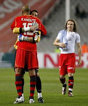 Kanout y Palop se abrazan tras el partido. (Foto: EFE)