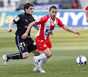 Crusat, autor del primer gol del Almera, perseguido por Vctor. (Foto: EFE)
