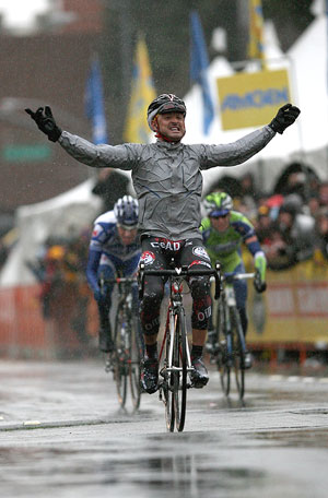 Francisco Mancebo cruza victorioso la lnea de meta de la primera etapa. (Foto: AFP)