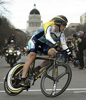 Armstrong, durante el prlogo de Solvang, con la bicicleta robada. (Foto: AP Photo).