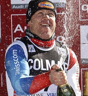 Didier Cuche, en el podio de Sestriere. (Foto: AP)