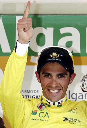 Contador, en el podio tras la ltima etapa. (Foto: EFE)