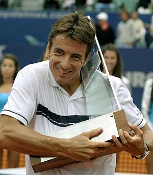 Robredo, sonriente, con el trofeo de campen en Buenos Aires. (Foto: AFP)