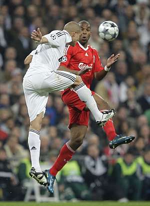 Pepe despeja un baln ante Babel. (Foto: EFE)